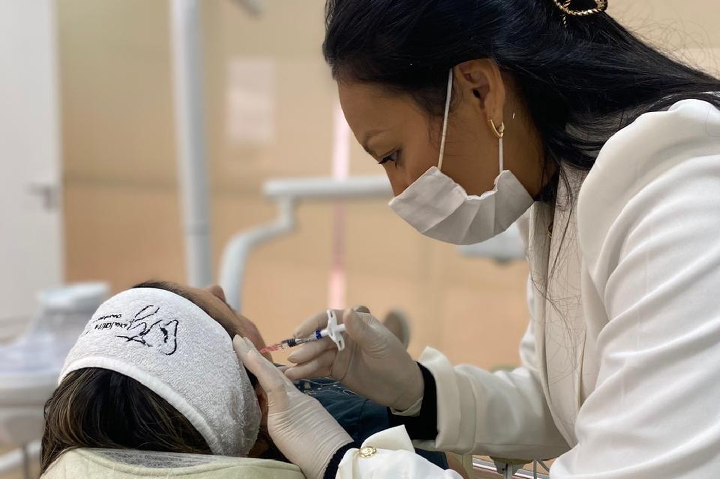 Dra. Talita Yamaguti realizando procedimento de harmonização orofacial na clínica em Santo André